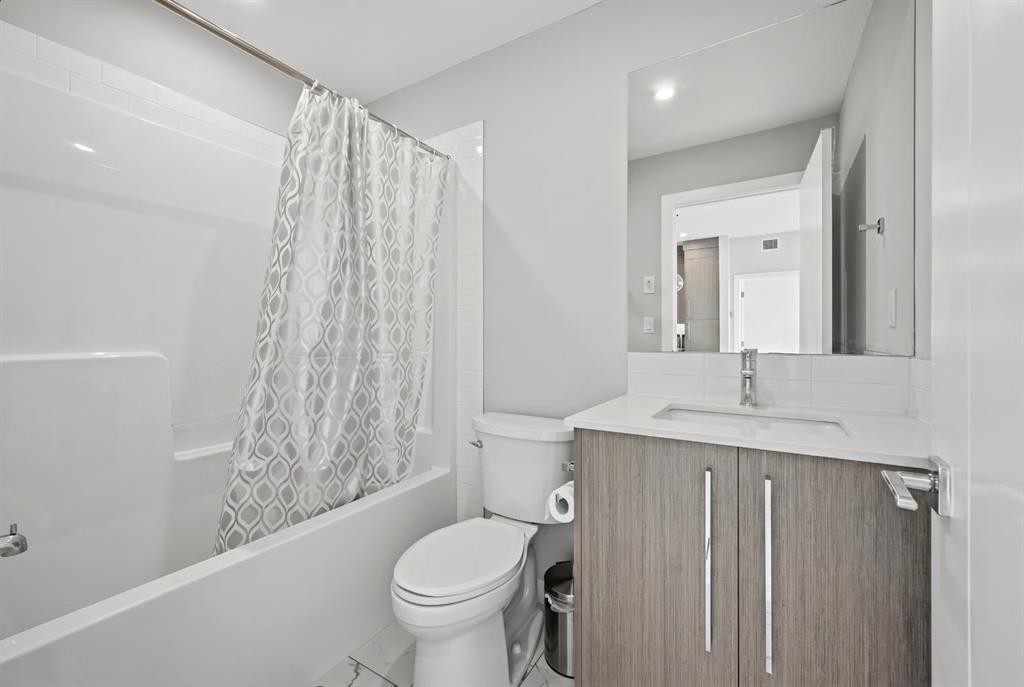 2304-44 Skyview Parkway, Calgary, AB - Indoor Photo Showing Bathroom