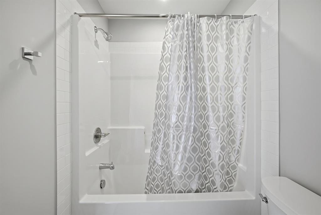 2304-44 Skyview Parkway, Calgary, AB - Indoor Photo Showing Bathroom