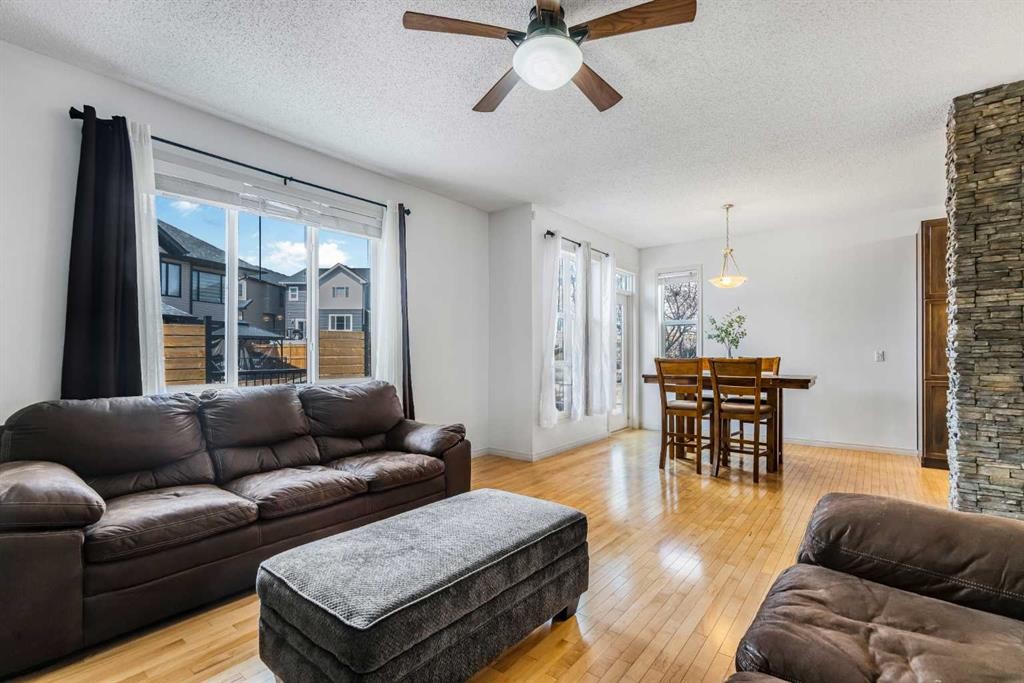76 Heritage Hill, Cochrane, AB - Indoor Photo Showing Living Room