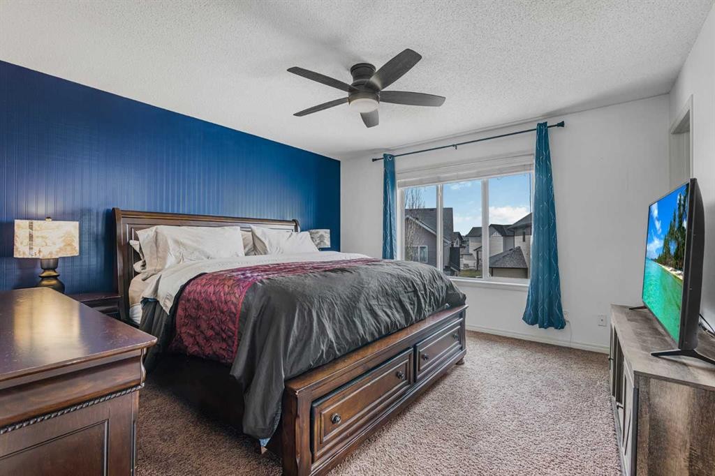 76 Heritage Hill, Cochrane, AB - Indoor Photo Showing Bedroom