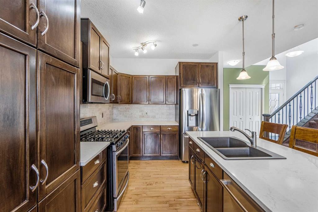76 Heritage Hill, Cochrane, AB - Indoor Photo Showing Kitchen With Stainless Steel Kitchen With Double Sink With Upgraded Kitchen