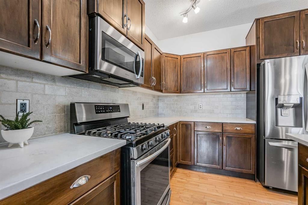 76 Heritage Hill, Cochrane, AB - Indoor Photo Showing Kitchen With Stainless Steel Kitchen