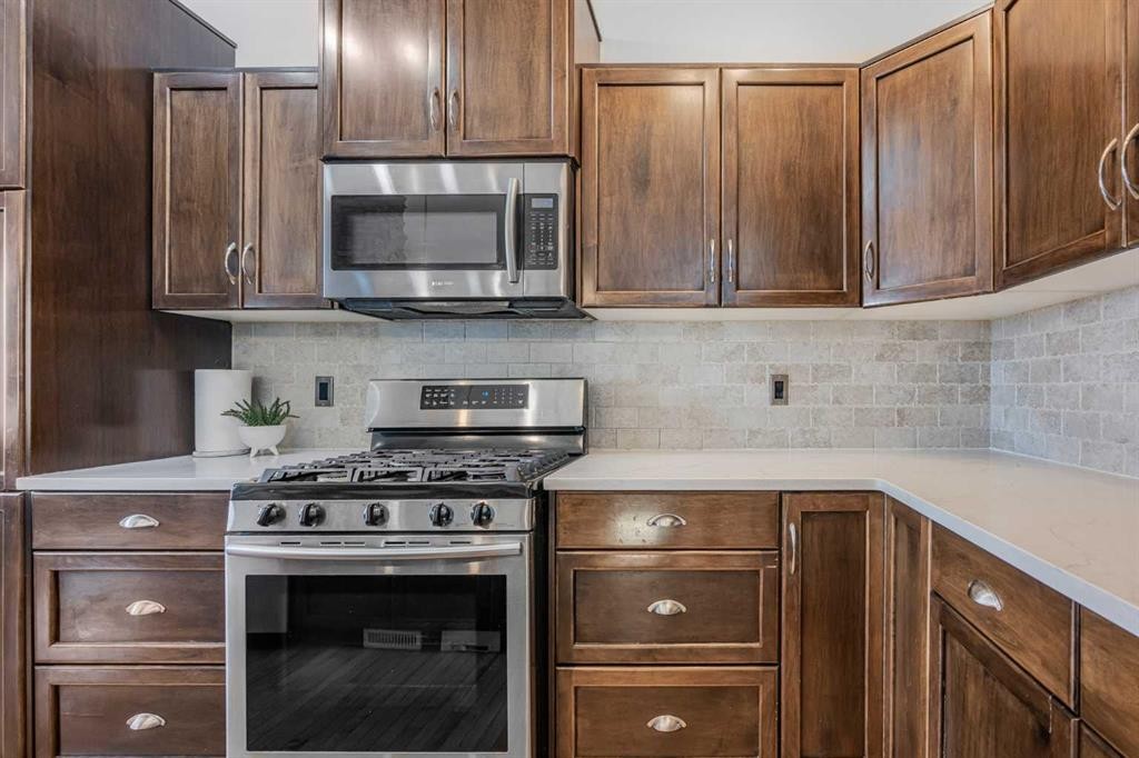 76 Heritage Hill, Cochrane, AB - Indoor Photo Showing Kitchen With Upgraded Kitchen