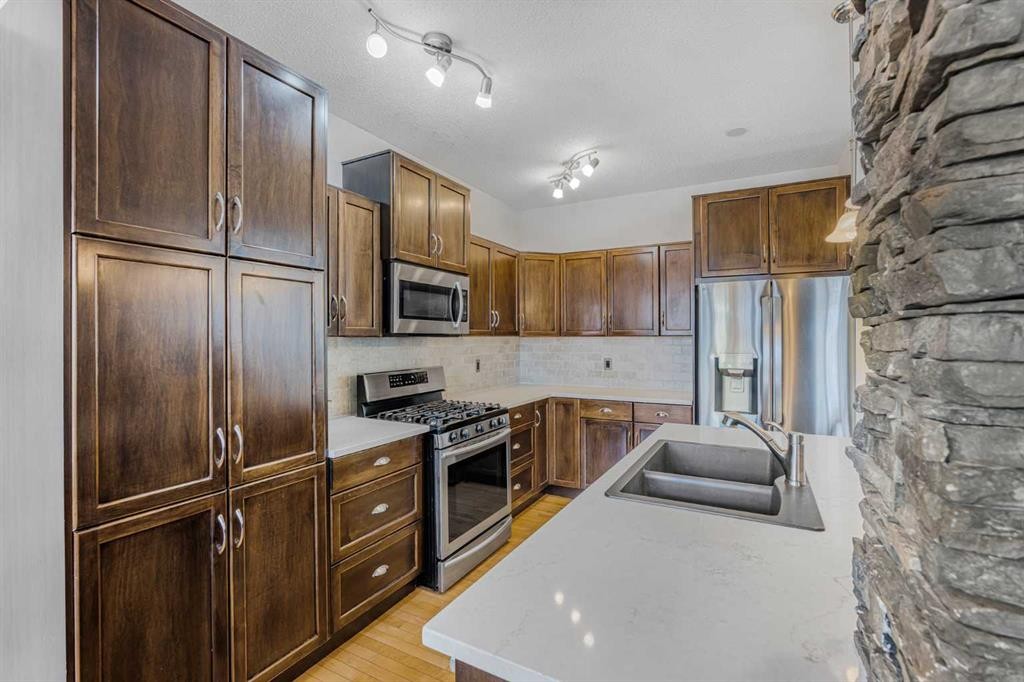 76 Heritage Hill, Cochrane, AB - Indoor Photo Showing Kitchen With Stainless Steel Kitchen With Upgraded Kitchen