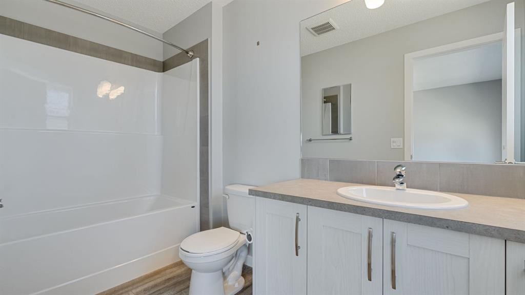 205 Sundown Road, Cochrane, AB - Indoor Photo Showing Bathroom
