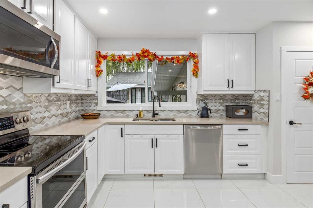 310 Wascana Crescent Se, Calgary, AB - Indoor Photo Showing Kitchen With Double Sink