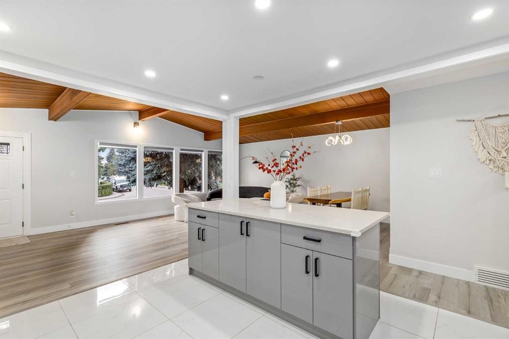 310 Wascana Crescent Se, Calgary, AB - Indoor