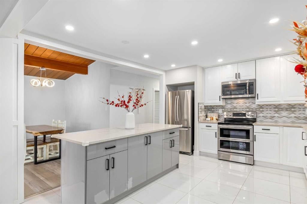 310 Wascana Crescent Se, Calgary, AB - Indoor Photo Showing Kitchen With Upgraded Kitchen