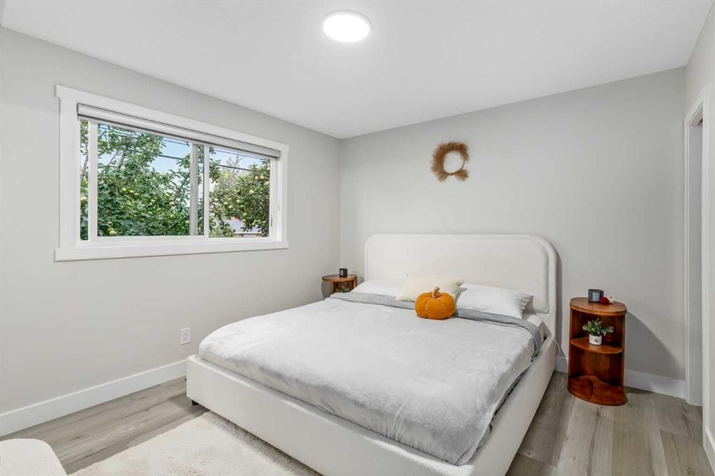 310 Wascana Crescent Se, Calgary, AB - Indoor Photo Showing Bedroom