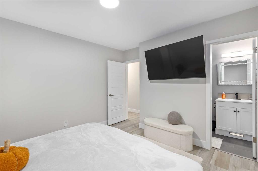 310 Wascana Crescent Se, Calgary, AB - Indoor Photo Showing Bedroom