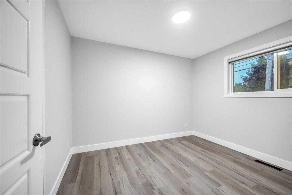 310 Wascana Crescent Se, Calgary, AB - Indoor Photo Showing Other Room