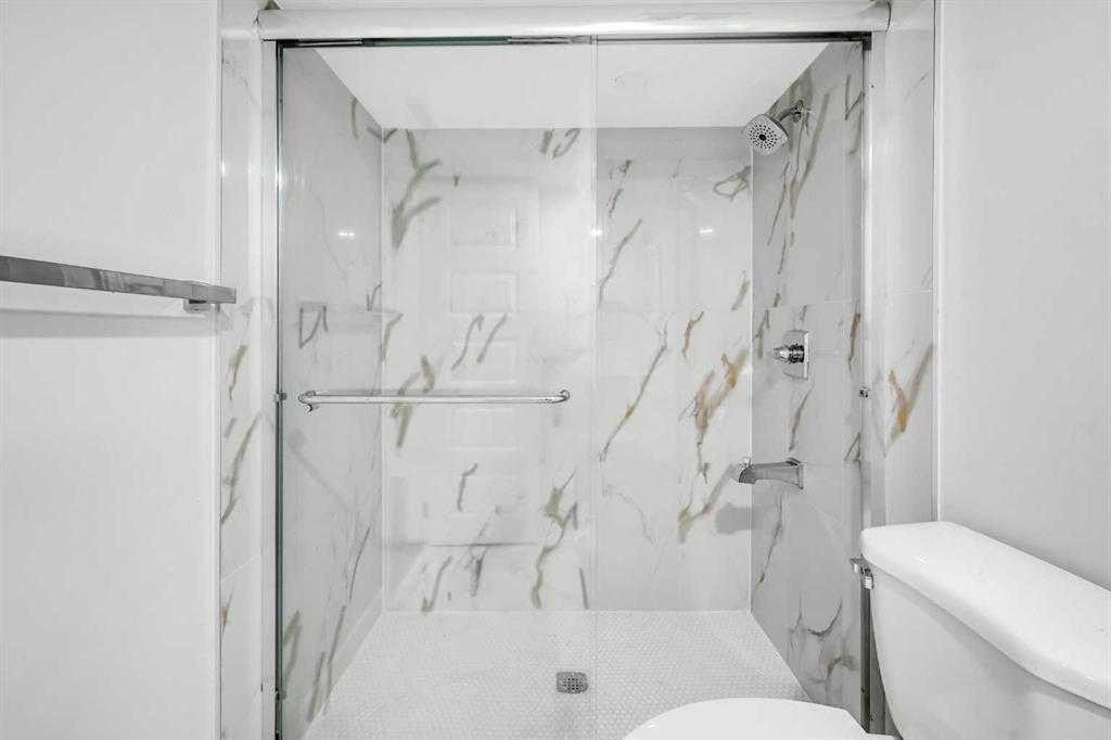 310 Wascana Crescent Se, Calgary, AB - Indoor Photo Showing Bathroom
