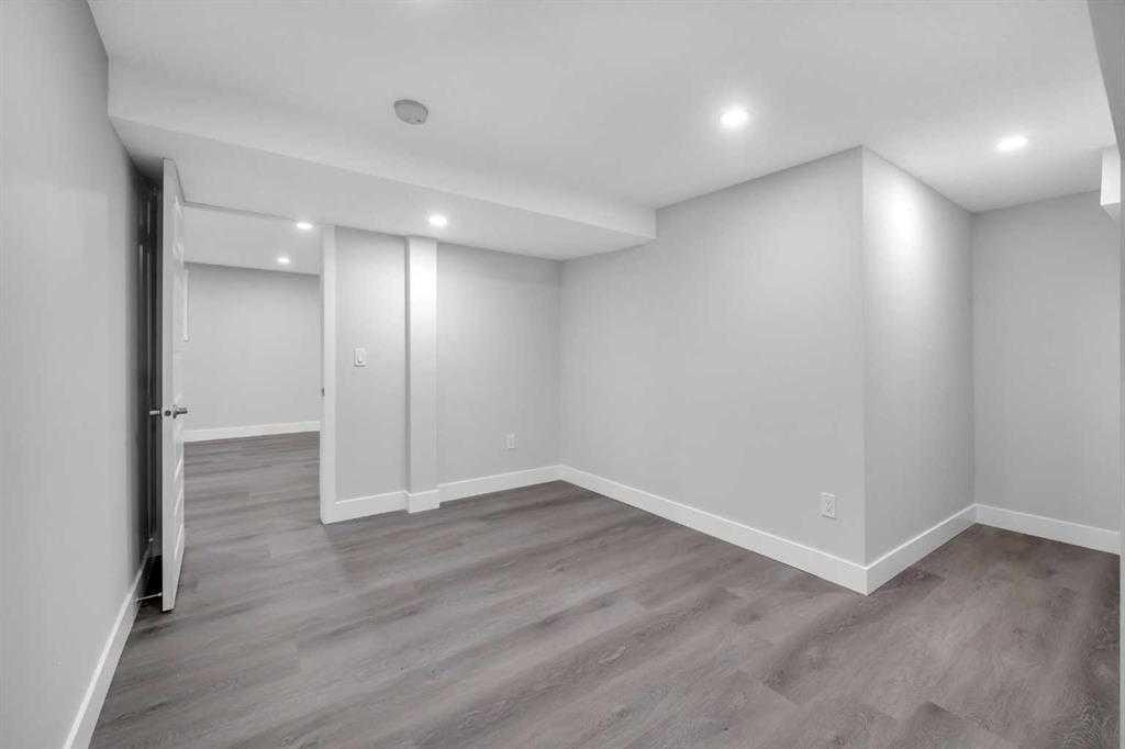 310 Wascana Crescent Se, Calgary, AB - Indoor Photo Showing Other Room