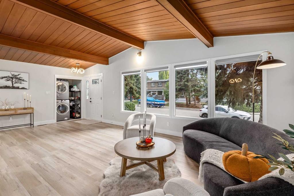 310 Wascana Crescent Se, Calgary, AB - Indoor Photo Showing Living Room
