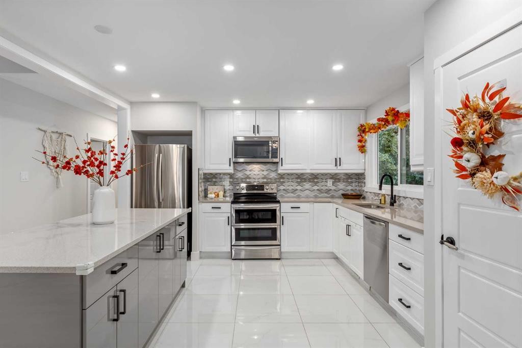 310 Wascana Crescent Se, Calgary, AB - Indoor Photo Showing Kitchen With Upgraded Kitchen