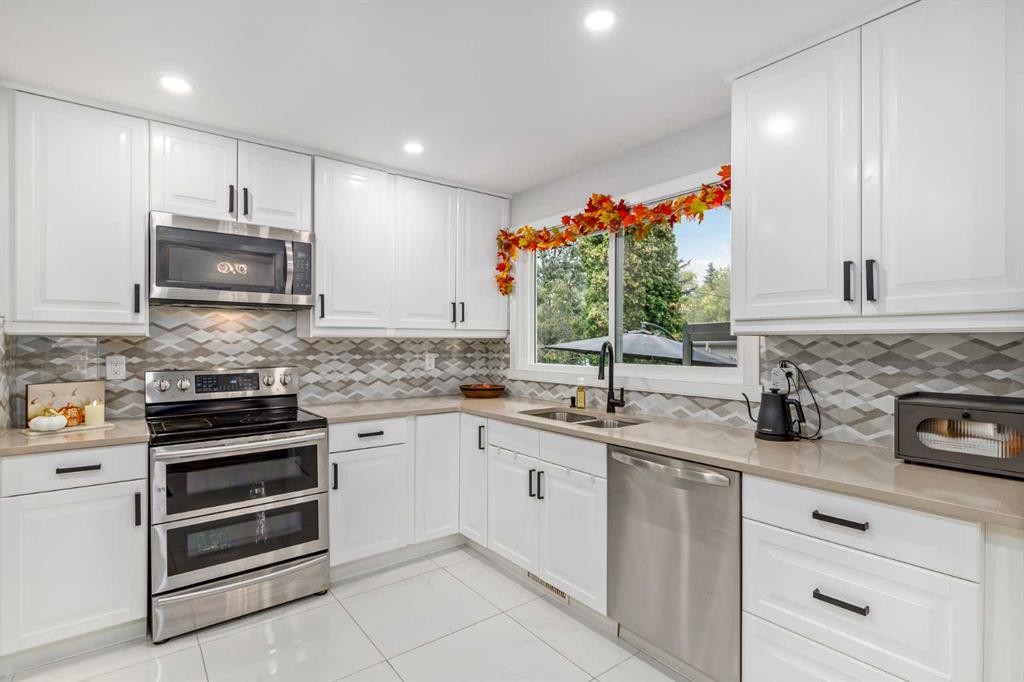 310 Wascana Crescent Se, Calgary, AB - Indoor Photo Showing Kitchen With Double Sink With Upgraded Kitchen