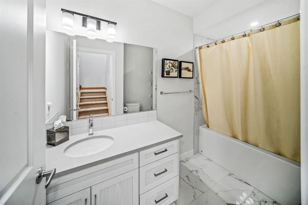 84 Saltsage Heath, Rural Rocky View County, AB - Indoor Photo Showing Bathroom