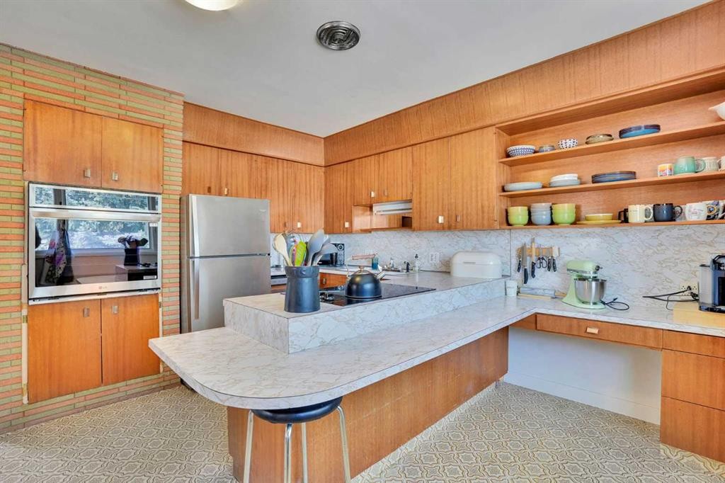 36 Malibou Road Sw, Calgary, AB - Indoor Photo Showing Kitchen