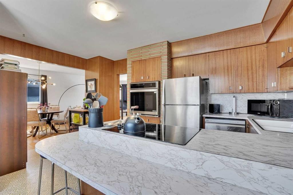 36 Malibou Road Sw, Calgary, AB - Indoor Photo Showing Kitchen