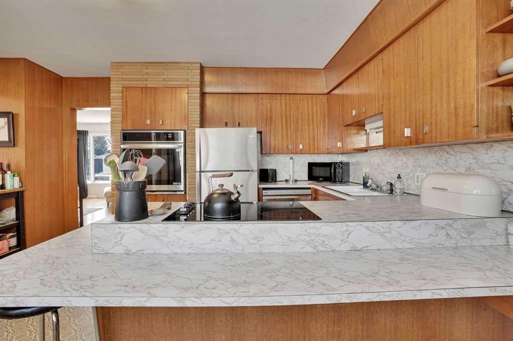 36 Malibou Road Sw, Calgary, AB - Indoor Photo Showing Kitchen