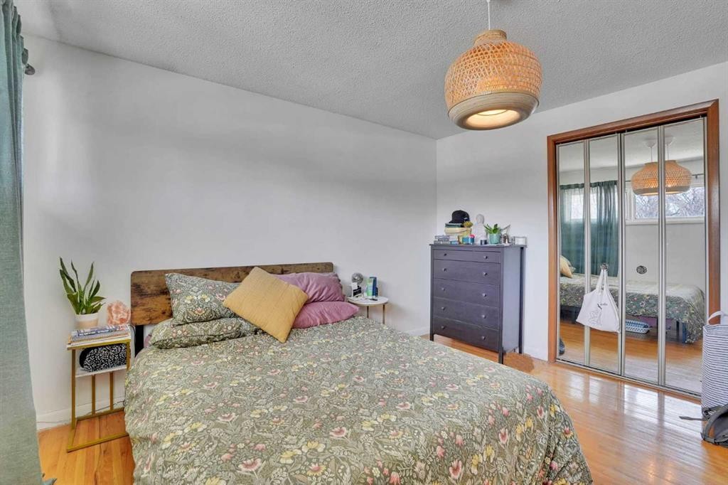 36 Malibou Road Sw, Calgary, AB - Indoor Photo Showing Bedroom