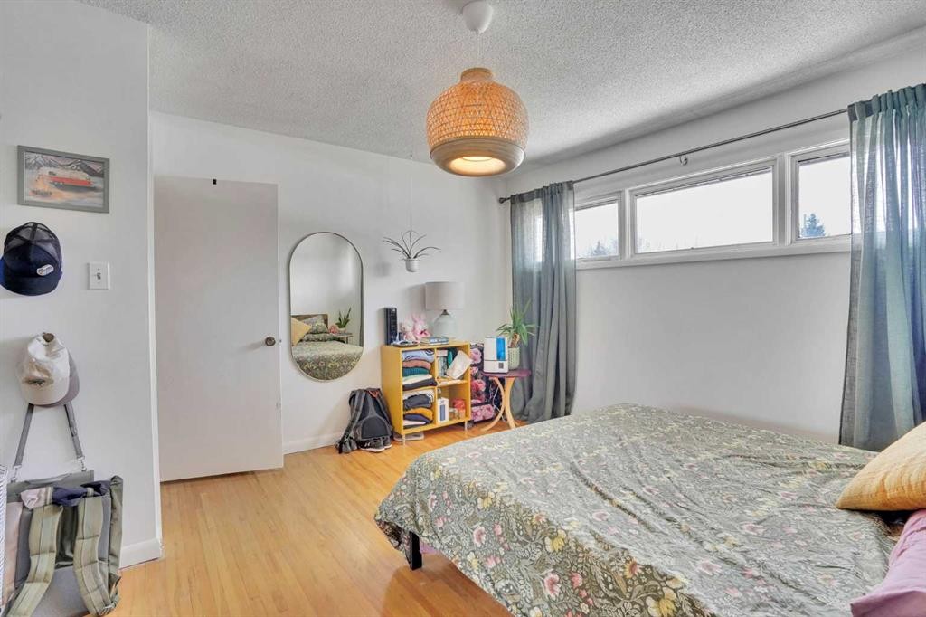 36 Malibou Road Sw, Calgary, AB - Indoor Photo Showing Bedroom
