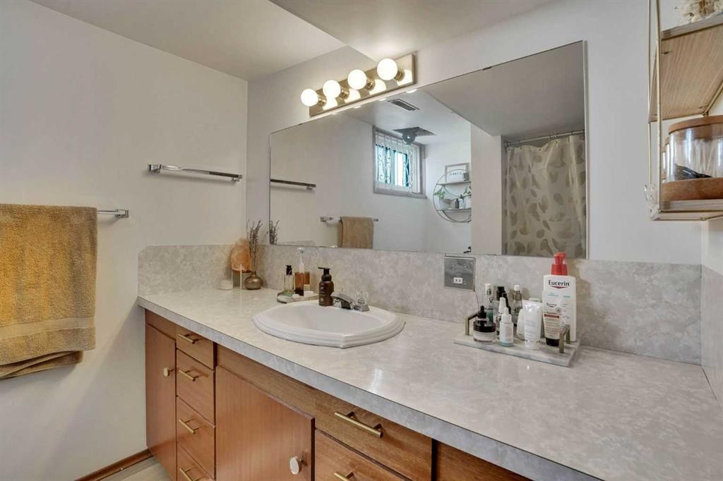 36 Malibou Road Sw, Calgary, AB - Indoor Photo Showing Bathroom