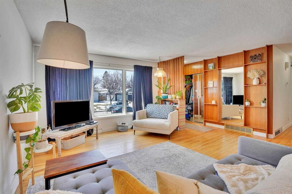 36 Malibou Road Sw, Calgary, AB - Indoor Photo Showing Living Room