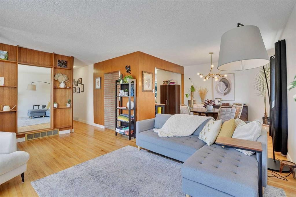 36 Malibou Road Sw, Calgary, AB - Indoor Photo Showing Living Room