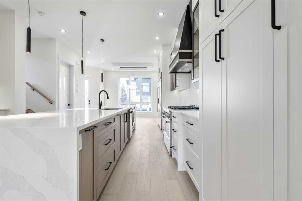 2433 23 Street Nw, Calgary, AB - Indoor Photo Showing Kitchen With Upgraded Kitchen