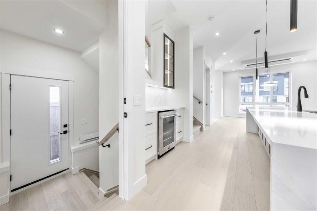 2433 23 Street Nw, Calgary, AB - Indoor Photo Showing Kitchen With Upgraded Kitchen