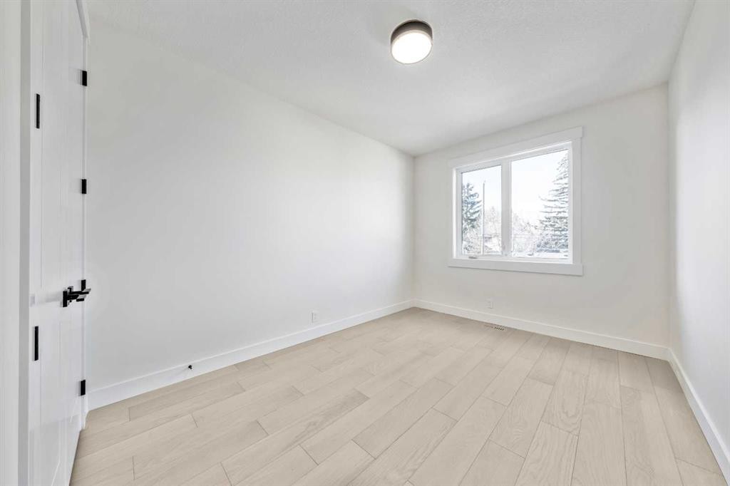 2433 23 Street Nw, Calgary, AB - Indoor Photo Showing Other Room