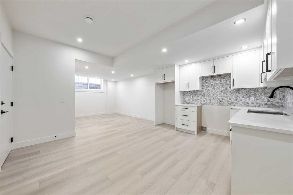 2433 23 Street Nw, Calgary, AB - Indoor Photo Showing Kitchen With Upgraded Kitchen