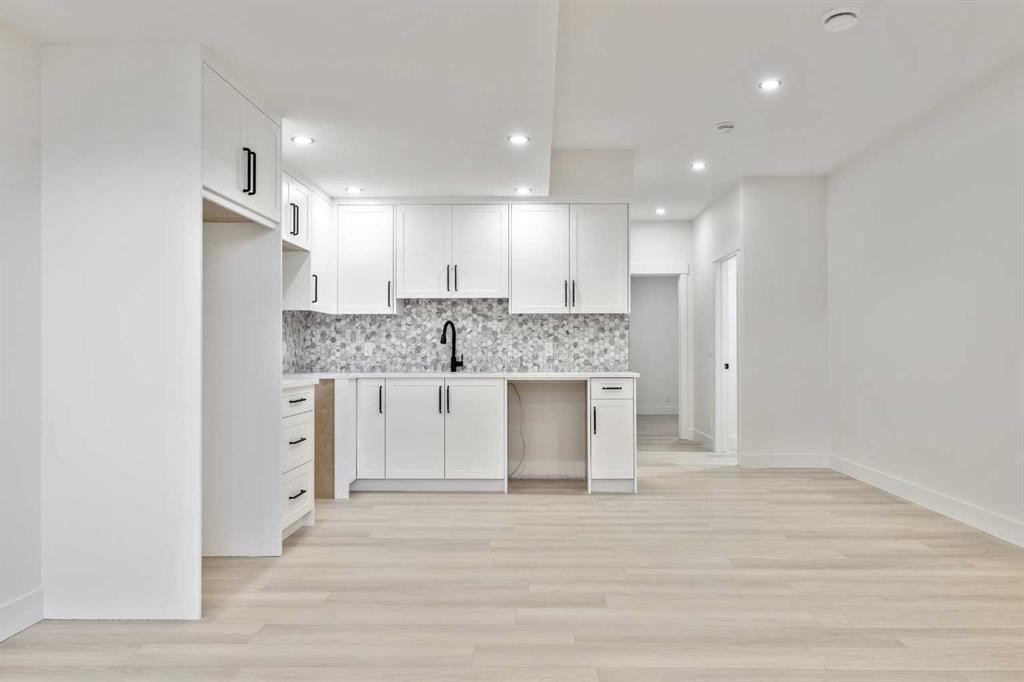 2433 23 Street Nw, Calgary, AB - Indoor Photo Showing Kitchen With Upgraded Kitchen