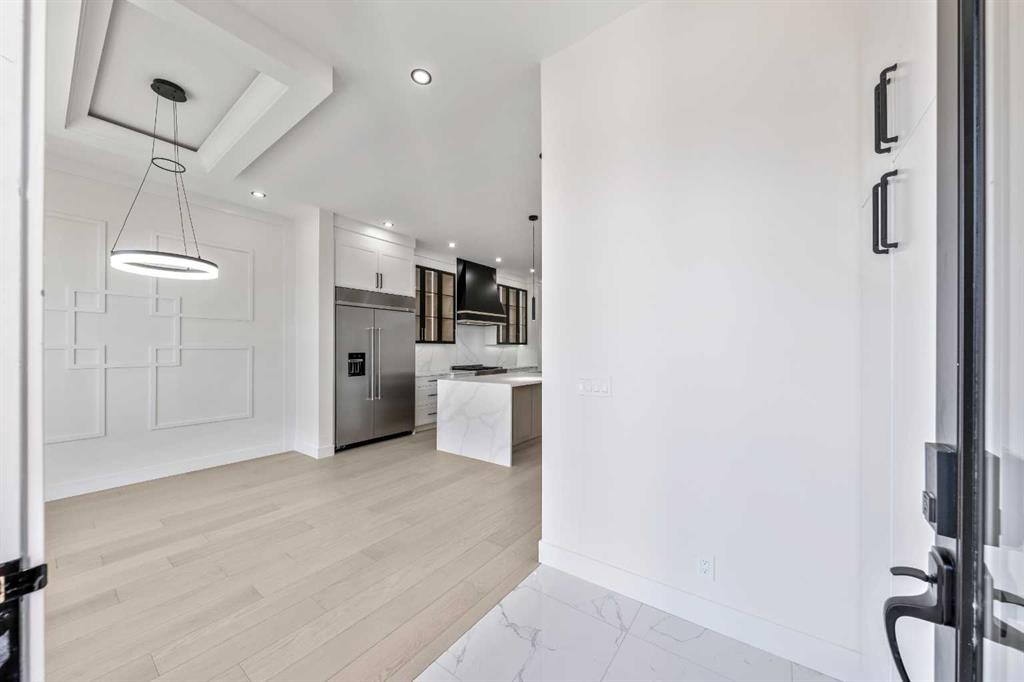 2433 23 Street Nw, Calgary, AB - Indoor Photo Showing Kitchen