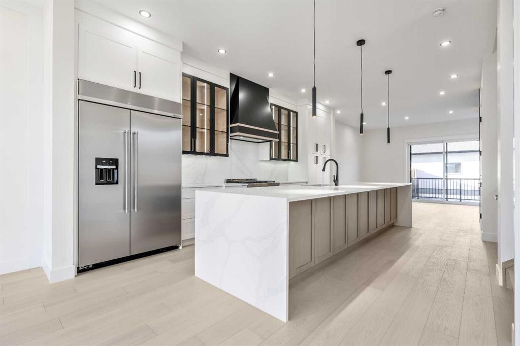 2433 23 Street Nw, Calgary, AB - Indoor Photo Showing Kitchen With Upgraded Kitchen
