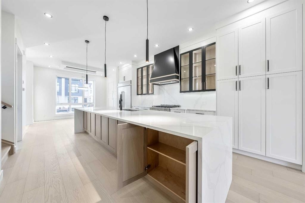 2433 23 Street Nw, Calgary, AB - Indoor Photo Showing Kitchen With Upgraded Kitchen