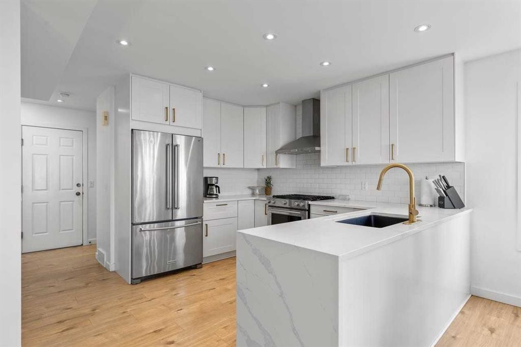 72 Crystalridge Crescent, Okotoks, AB - Indoor Photo Showing Kitchen With Upgraded Kitchen