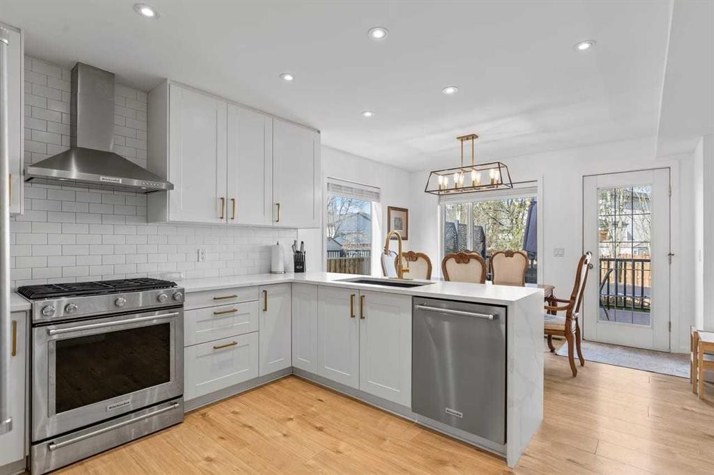72 Crystalridge Crescent, Okotoks, AB - Indoor Photo Showing Kitchen With Upgraded Kitchen