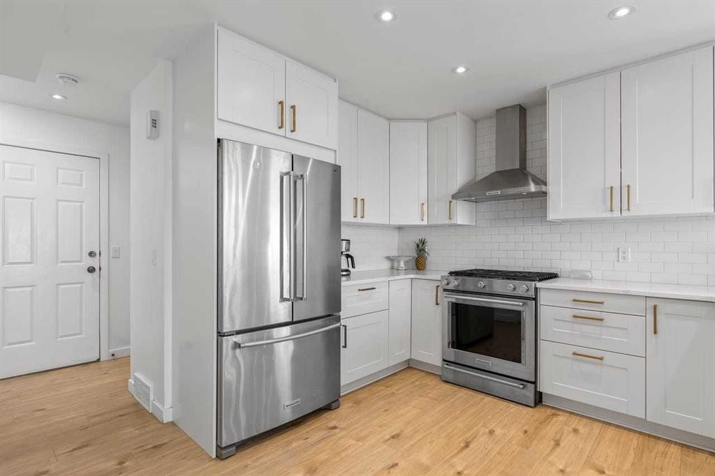 72 Crystalridge Crescent, Okotoks, AB - Indoor Photo Showing Kitchen With Upgraded Kitchen