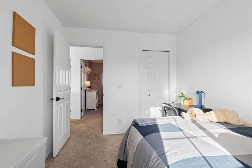 72 Crystalridge Crescent, Okotoks, AB - Indoor Photo Showing Bedroom