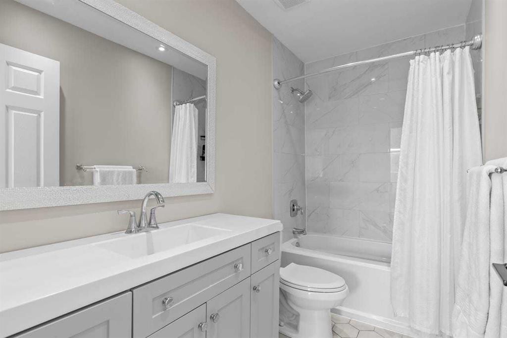 72 Crystalridge Crescent, Okotoks, AB - Indoor Photo Showing Bathroom