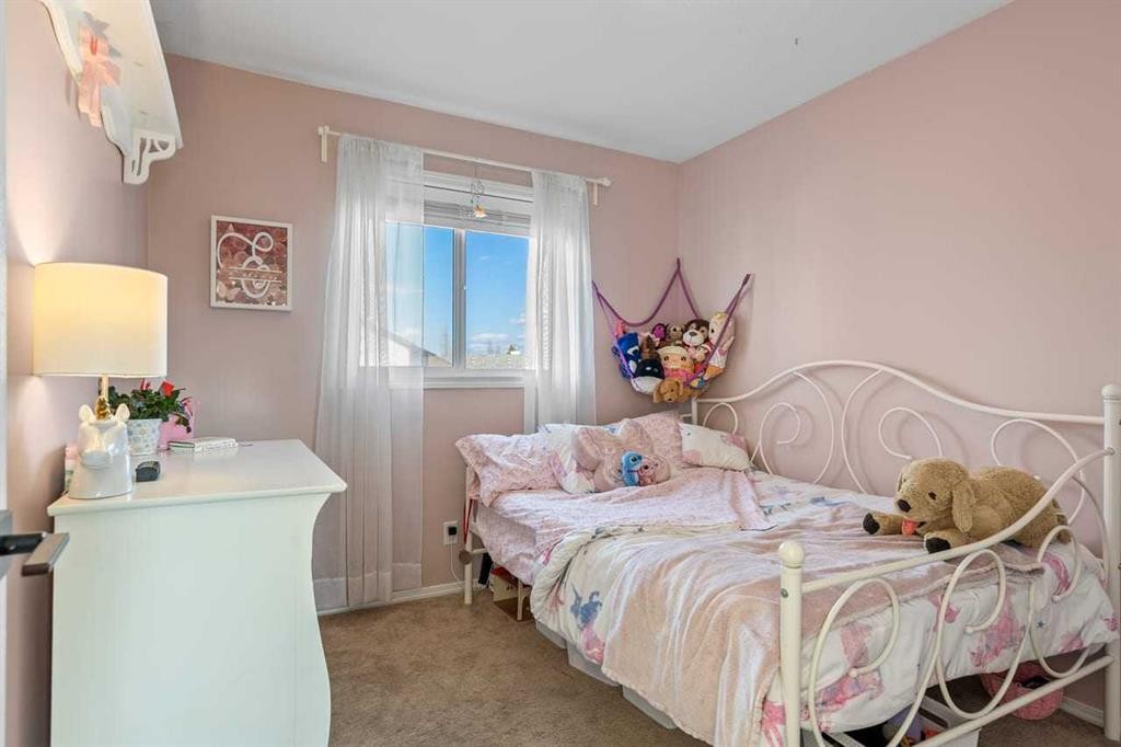 72 Crystalridge Crescent, Okotoks, AB - Indoor Photo Showing Bedroom