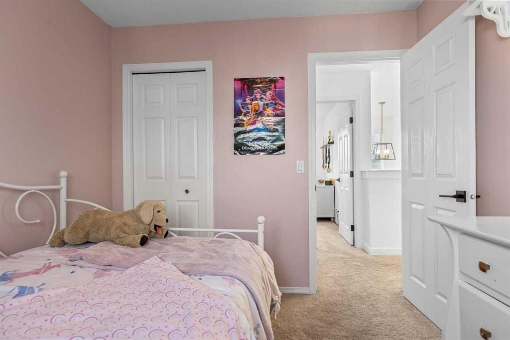 72 Crystalridge Crescent, Okotoks, AB - Indoor Photo Showing Bedroom