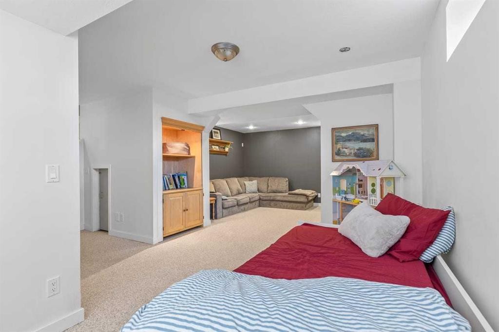 72 Crystalridge Crescent, Okotoks, AB - Indoor Photo Showing Bedroom