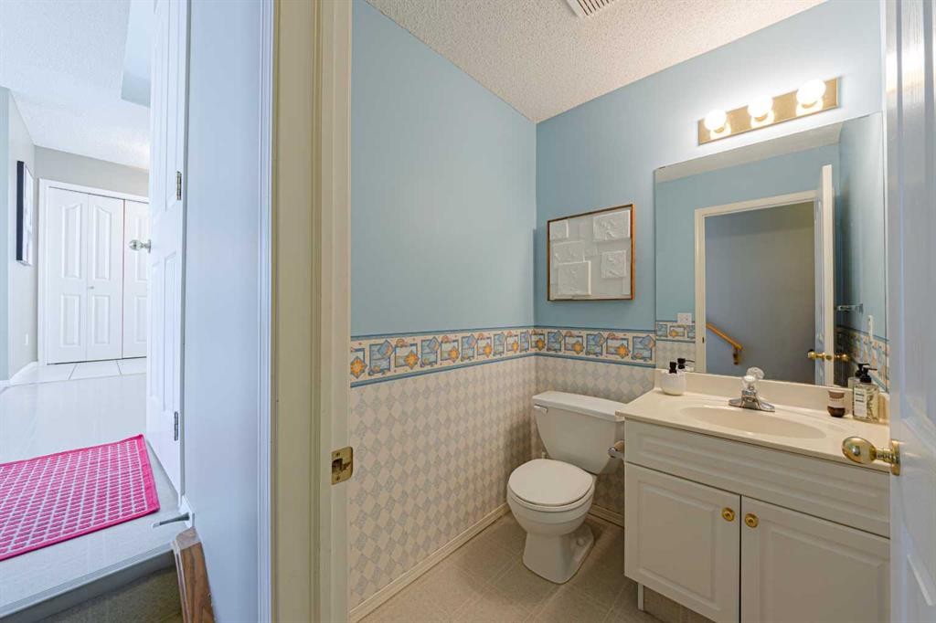 12 Hampstead Gardens Nw, Calgary, AB - Indoor Photo Showing Bathroom