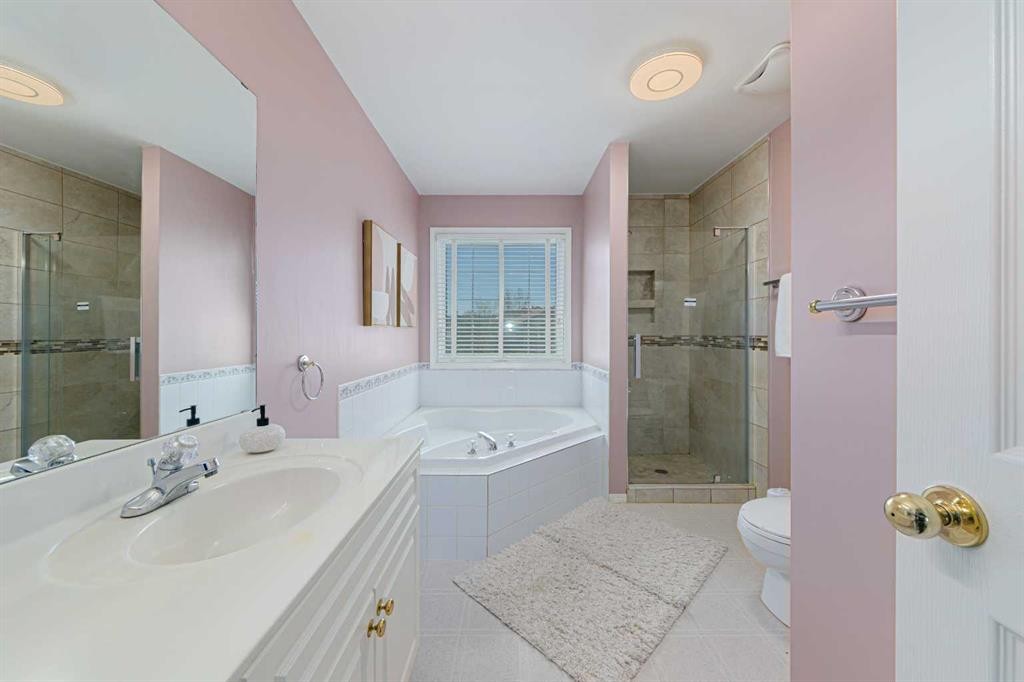 12 Hampstead Gardens Nw, Calgary, AB - Indoor Photo Showing Bathroom