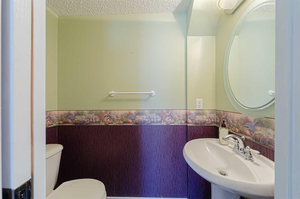 12 Hampstead Gardens Nw, Calgary, AB - Indoor Photo Showing Bathroom