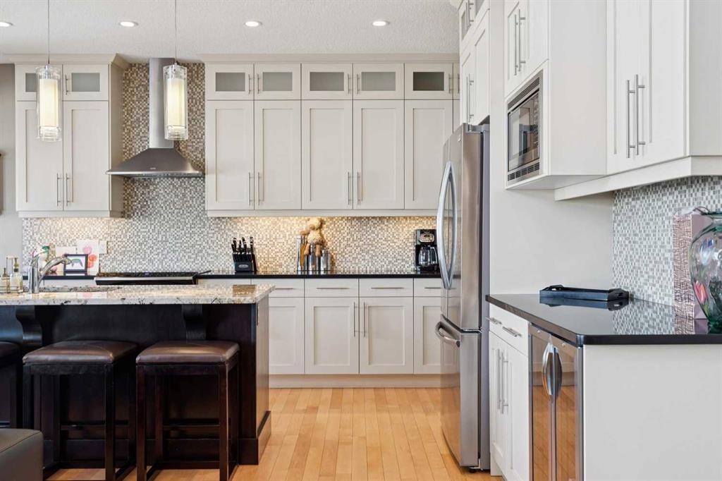 44 Aspen Summit Drive Sw, Calgary, AB - Indoor Photo Showing Kitchen With Upgraded Kitchen