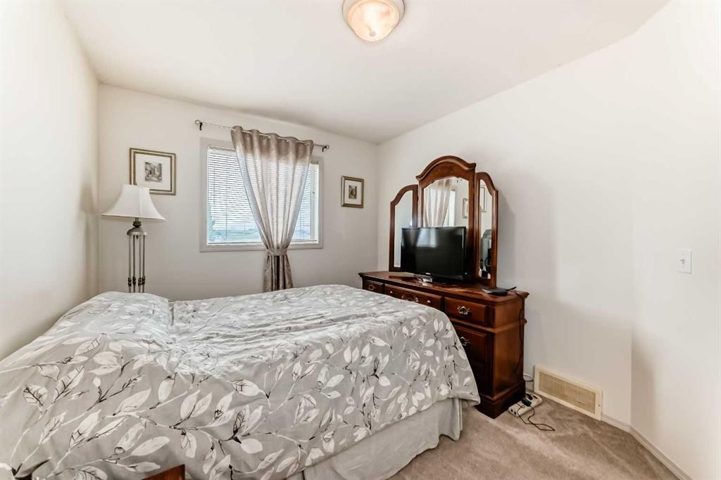 198 Copperfield Gardens Se, Calgary, AB - Indoor Photo Showing Bedroom
